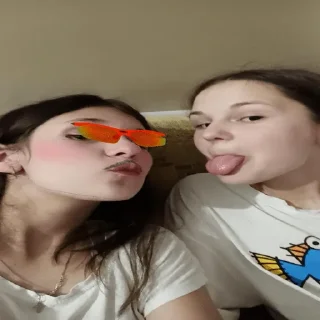 Sticker 👩‍❤️‍💋‍👩 сашка😤