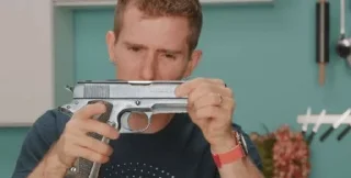 Sticker 🔫 Linus Tech Tips